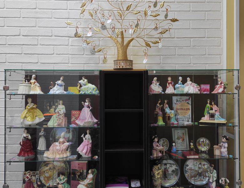 «Очарованные книгой»: коллекция читающих красавиц  в гостях у библиотеки имени Б. Богаткова